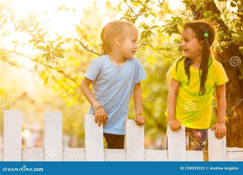 Deux Petites Filles Qui Samusent Dans Le Parc Photo Stock Image Du