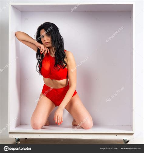 Hermosa Chica Sexy Lencería Roja Posando Cámara Habitación Blanca