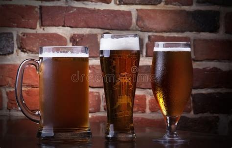 Vidrio De Cerveza Ligera En Un Pub Oscuro Imagen De Archivo Imagen