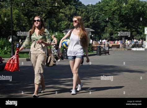 Tres Chicas Rusas Y Sus Juguetes Telegraph