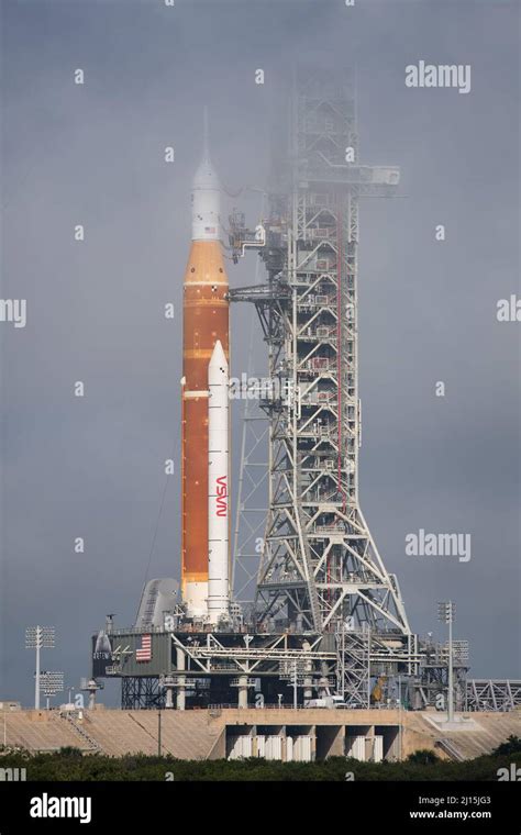 La Fus E Sls Space Launch System De La Nasa Bord De L Engin Spatial