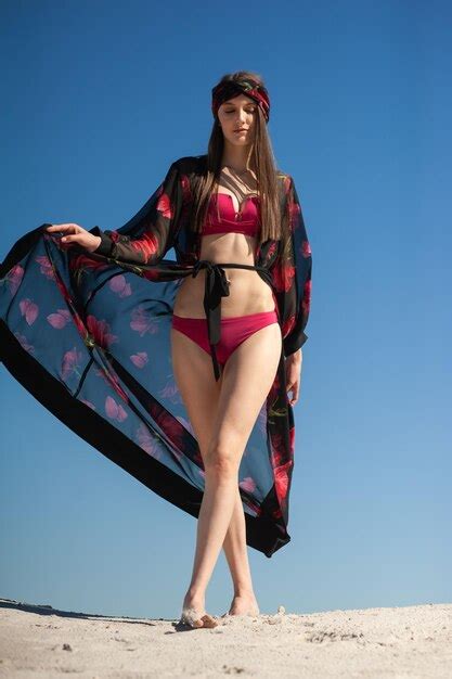 Una Modelo Viste Un Kimono Negro Con Una Flor Rosa Foto Premium