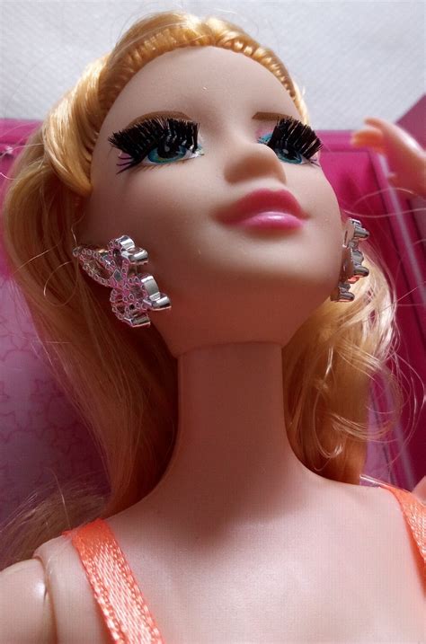 Boneca Linda Barbie Articulada Barato Cilios E Acessorio Mercado