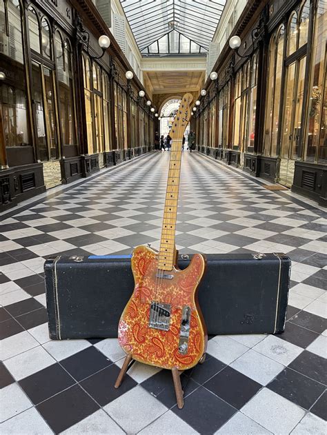 1968 Fender Telecaster Paisley Red Paisley > Guitars Electric Solid Body | Galerie Casanova