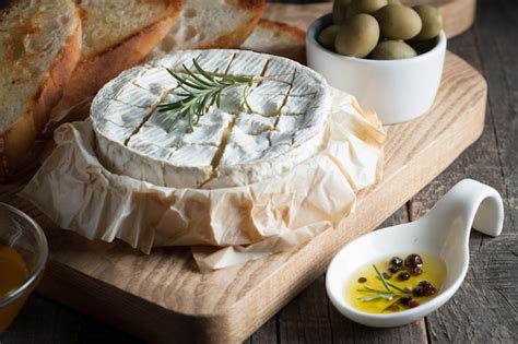 Queijo Camembert E Brie Em Fundo De Madeira Com Tomate Alface E Alho