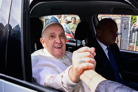 El papa a su salida del hospital Todavía estoy vivo