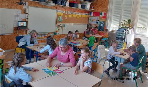 Les Villettes Coliers Et Grands Parents Dans La M Me Classe Pour Des