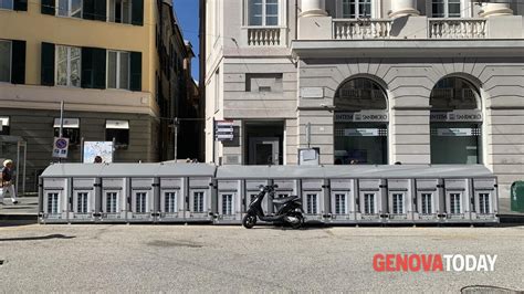 Nuovi Cassonetti Della Spazzatura In Piazza Fontane Marose Foto