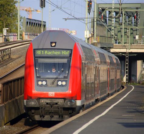 Ein RE1 aus Hamm Westfalen nach Aachen Hbf und fährt in Köln Messe