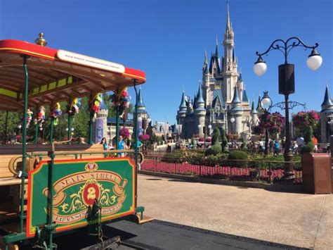 Walt Disney World Looking To Fill More Than 1 000 Jobs With Massive