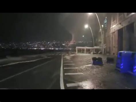 Violenta Mareggiata Sul Lungomare Caracciolo Di Napoli Lacqua Su