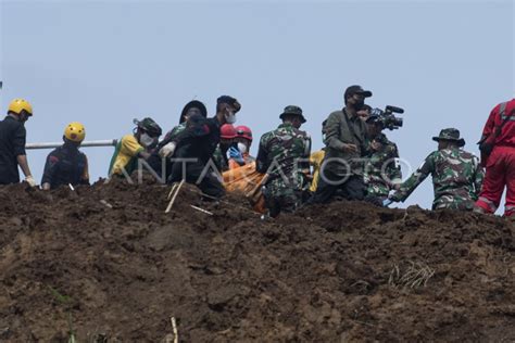 PENCARIAN KORBAN GEMPA CIANJUR ANTARA Foto