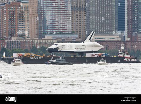 El Transbordador Espacial De La Nasa Prototipo Enterprise Navega Pasado