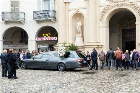 Funerali Giulia Manfrini Trafitta Dal Pesce Tavola Da Surf In Chiesa