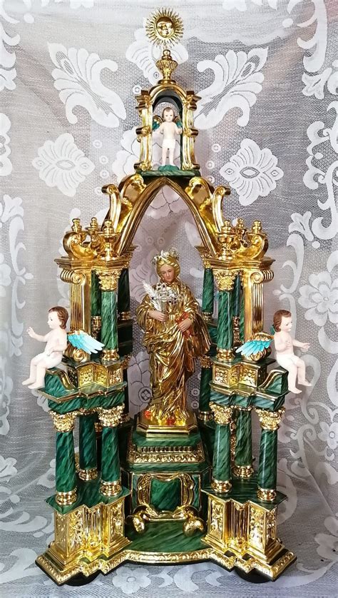 Altar tallado en madera con aplicación de pan de oro Artesanías