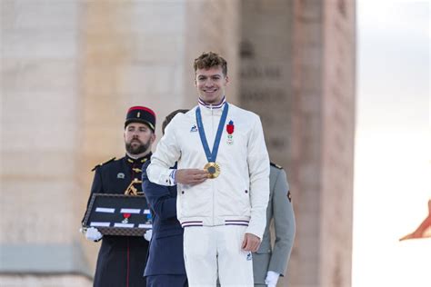 Photo L On Marchand Emmanuel Macron Remise Des M Dailles Par Le