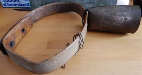 Ancien Et Authentique Collier Bois Et Cloche Vache Alpage Chalet