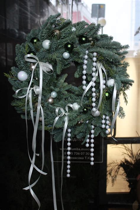 Заказать Венок рождественский с белыми бантиками с доставкой в Москве