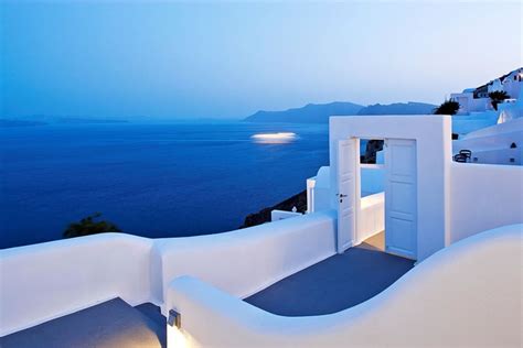 We pick the 5 best luxury hotels in Santorini - Luxurylaunches