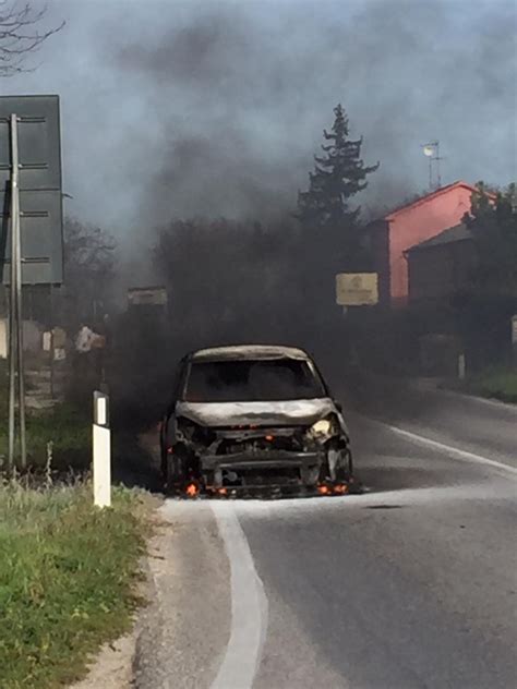 Auto Divorata Dalle Fiamme Lungo La Regina Traffico In Tilt FOTO