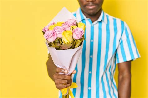 Premium Photo Man Holding A Bouquet Of Flowers