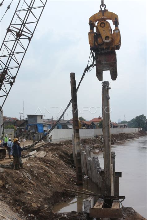 NORMALISASI SUNGAI CILIWUNG ANTARA Foto