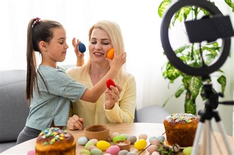 Joven mujer feliz y niña compartiendo contenido en la plataforma de