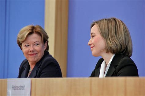 BMFSFJ Bundesfamilienministerin Stellt Monitor Familienleben 2011 Vor