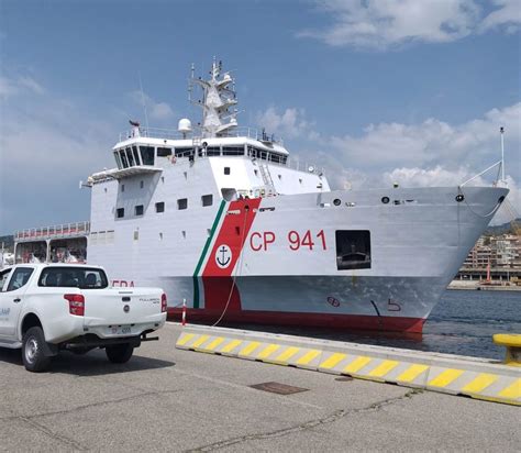 Reggio Calabria Arrivata Al Porto La Nave Con Migranti A Bordo