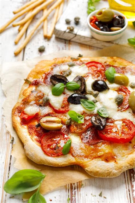 Eigengemaakte Pizza Met Tomaten Olijven Salami Mozarellakaas En Vers