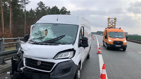 Wypadek Na Autostradzie A Bus Zderzy Si Z Ci Ar Wk Jedna Osoba Ranna