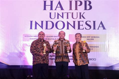 Atang Trisnanto Ketua DPRD Kota Bogor Raih Penghargaan Di HA IPB Award