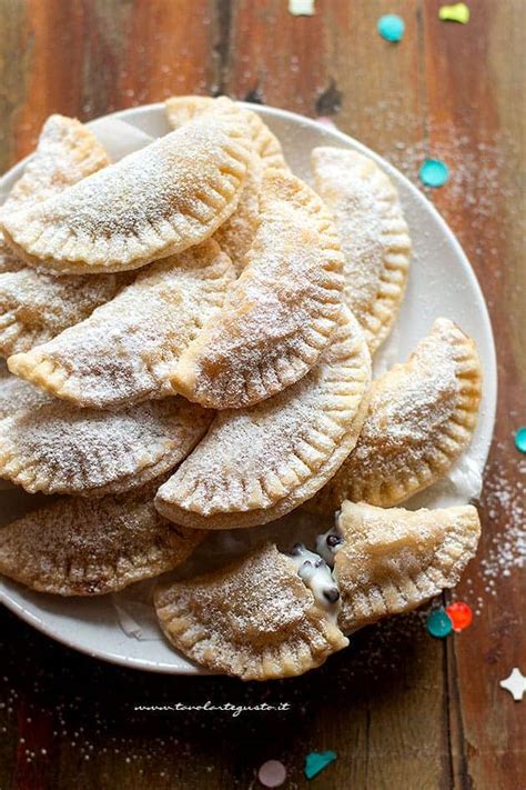 Ravioli Dolci Di Carnevale Ricotta E Gocce Di Cioccolato Fritti O Al