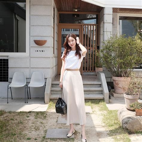 유지 di Instagram "움직일 때 플리츠가 샤라락하는게 넘 예뻐 ♥️" | Casual style outfits ...