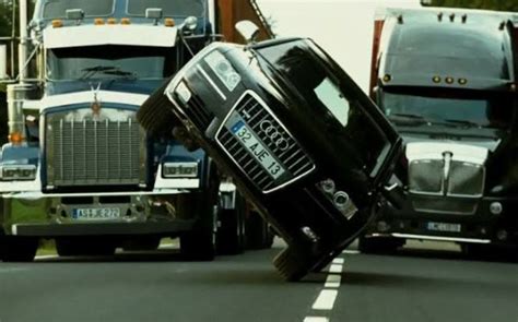 Transporter 3 : Audi A8 Drove On Two Wheels Between Two Trucks During A Chase By Mercedes E-Class