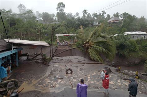 Banjir Bandang Terjang Jembatan Jalur Malang Lumajang Putus Total