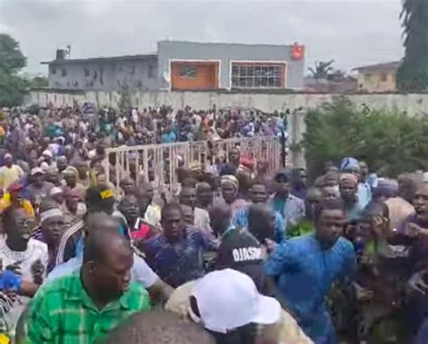 Just In Crisis In Apc As Oyetola Aregbesola Loyalists Clash In Osogbo