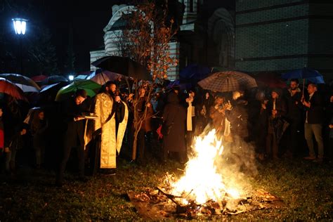 Paljenje Badnjaka U Porti Crkve Svete Trojice U Banjaluci