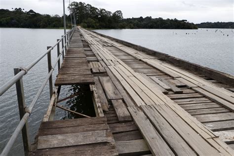 Ponte caindo aos pedaços na região de Curitiba põe moradores em risco