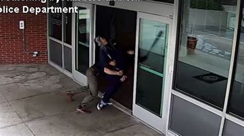 Cop Tackles Bat Wielding Man Who Was Threatening Police Fox News