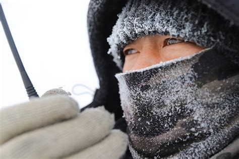 Les Travailleurs Bravent Un Froid Glacial Pour Assurer Une Vie Normale