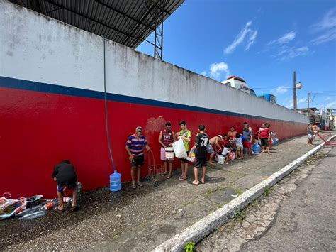 bairros sem água moradores de Manaus fazem filas para abastecer