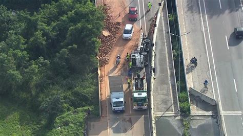 Carreta Tomba E Provoca Trânsito Lento Na Br 101 Mh Geral