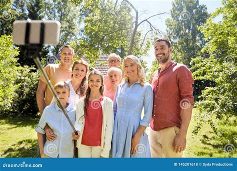 Fam Lia Feliz Que Toma O Selfie No Jardim Do Ver O Foto De Stock