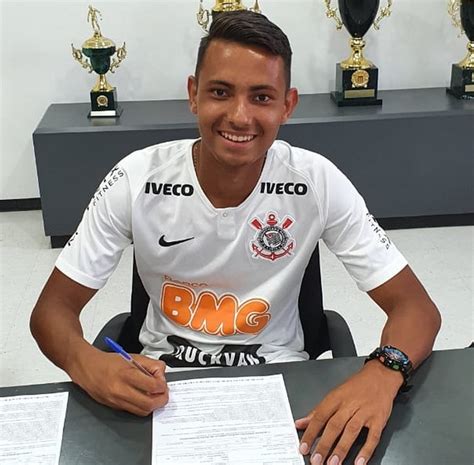 Mais Novo Da História A Vestir A Camisa Do Corinthians Assina Contrato