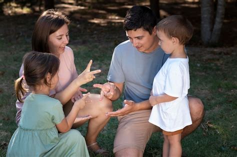 Los Padres Pasan Tiempo De Calidad Con Sus Hijos Foto Gratis