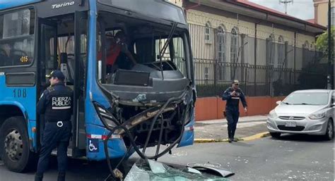 Violento choque entre buses deja dos heridos graves en San José Teletica