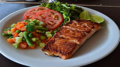 Receta salmón a la plancha con menestra de verduras CuidatePlus