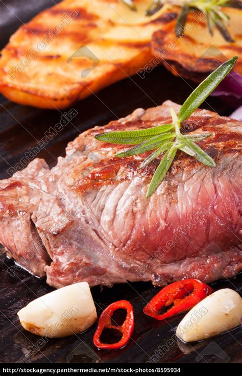 Steak Vom Grill In Einer Eisernen Pfanne Stock Photo 8595934