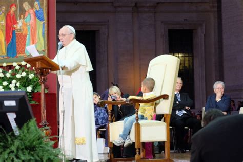 Il Papa E Il Piccolo Monello Si Accomoda Sulla Sedia Papale La